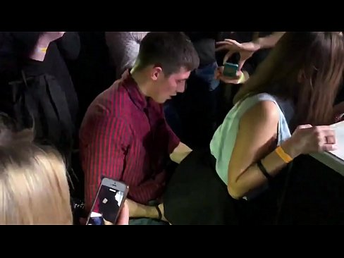 ❤️ Pravi seks v ruskem nočnem klubu. 18-letno rusko dekle v anusu in vagini zajebano v nočnem klubu ❤ Sex video na sl.makesexnotwar.ru ❌